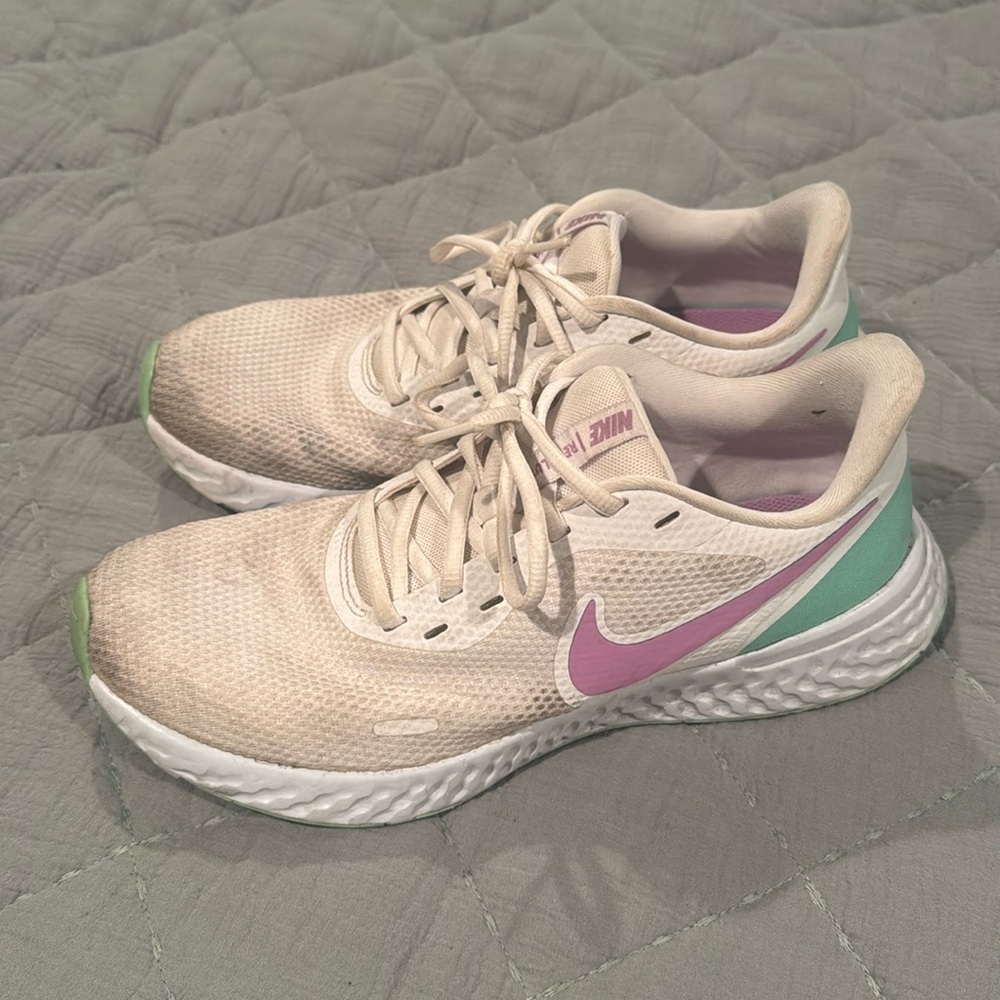 Nike revolution running sneaker womens size 9